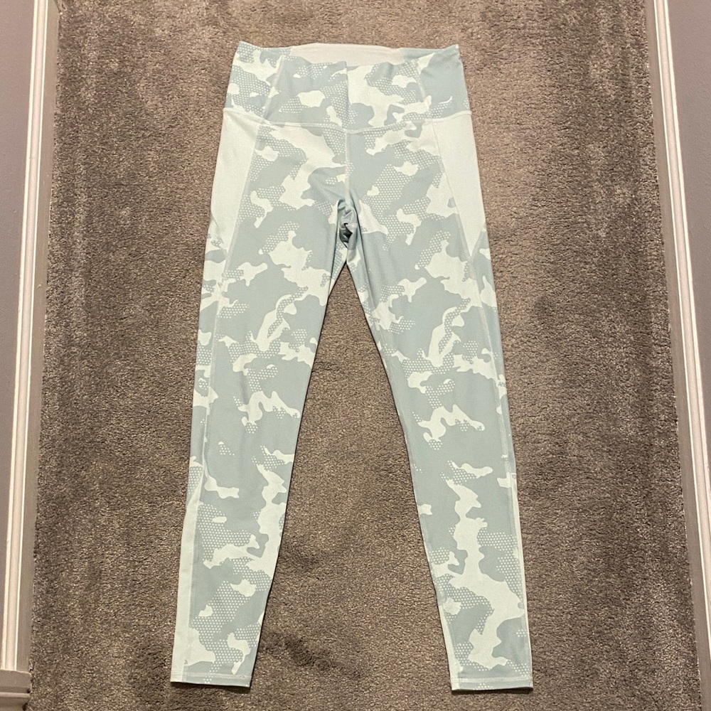 Light Sage Camo High-Waist Leggings. Womens size M